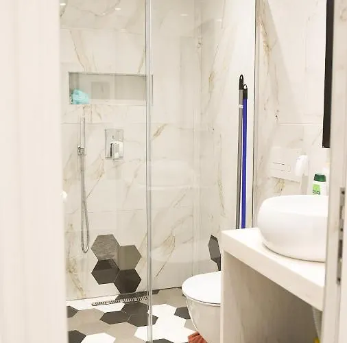 Matisse No9 - One Bedroom Center