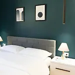 Matisse No9 - One Bedroom Center Daire