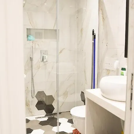 Matisse No9 - One Bedroom Center
